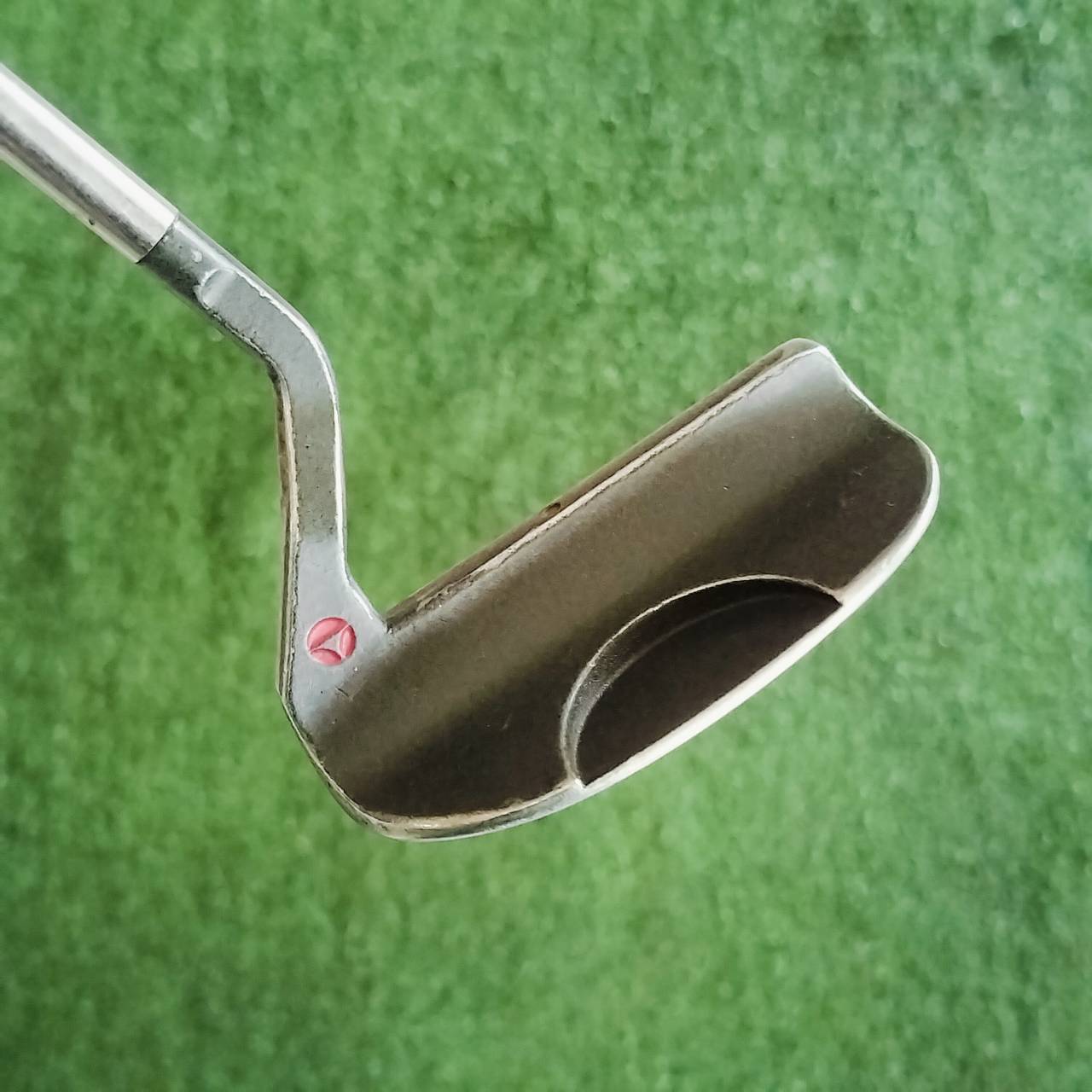 PUTTER TAYLORMADE PRO FORMANCE ความยาว 35 นิ้ว เอกสิทธิ์เฉพาะของแบรนด์ Taylormade ออกแบบคอไม้ให้เล็งง่ายมาก ไม้กอล์ฟพรีเมี่ยมมือสอง ของแท้ By NakaraLuxurious