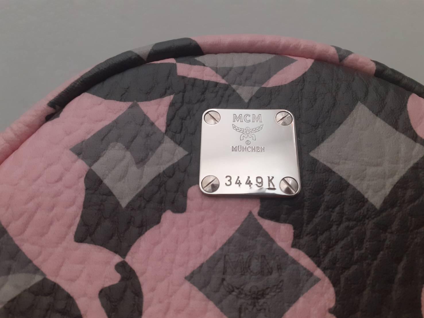 NAKARA LUXURIOUS ของใหม่ กระเป๋าเป้ MCM ของแท้ ลายทหาร สีชมพู รุ่นลิมิเต็ด Size Mini มีการ์ด