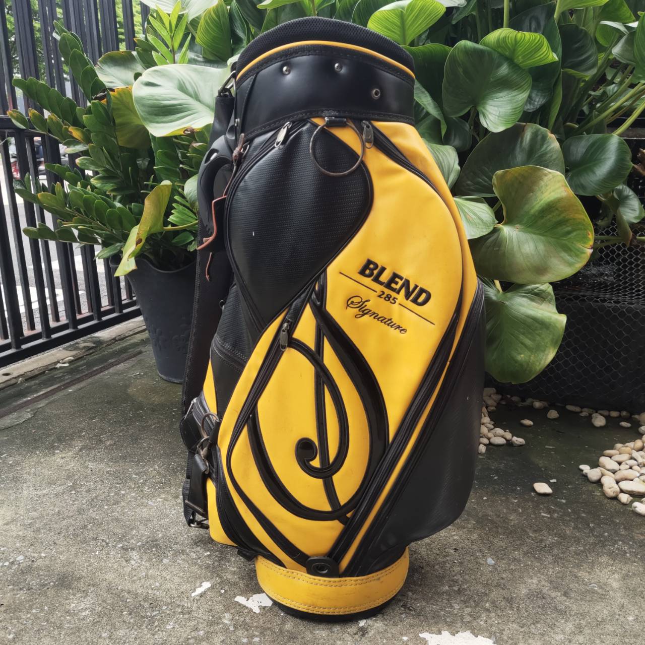 ถุงกอล์ฟ BLEND มือสอง ** ซิป COVER แตก และสภาพ ของ COVER ไม่ดีแล้วนะคะ **