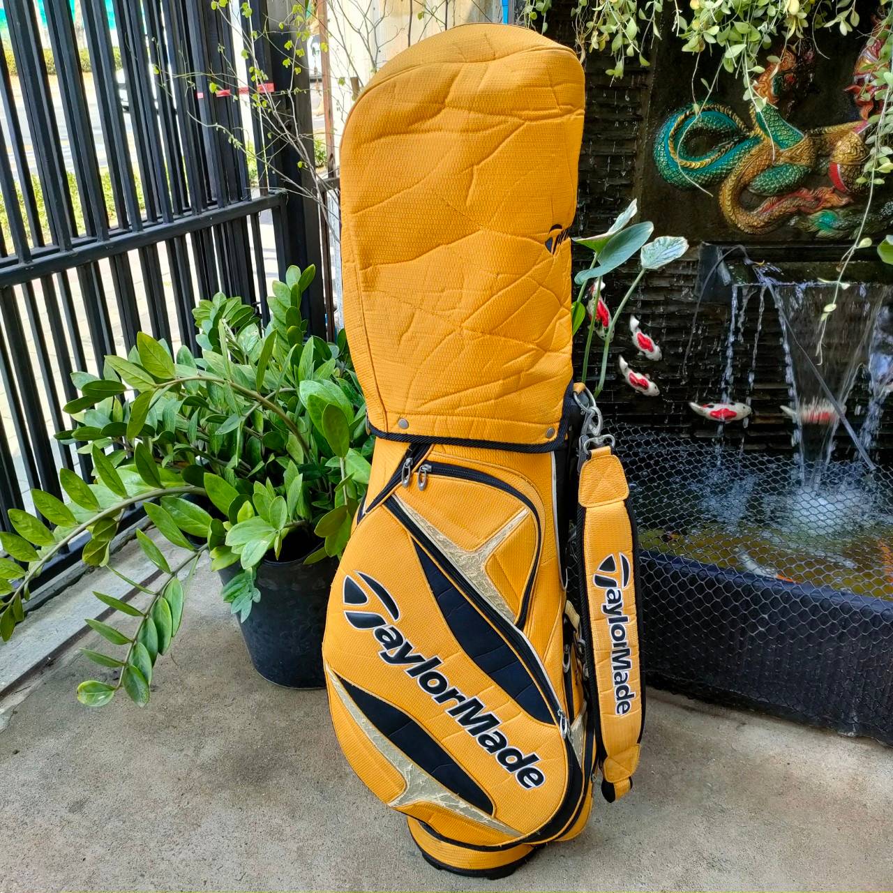 *** มีรอยลอก ส่วนที่เป็นหนัง *** ถุงกอล์ฟ TAYLORMADE มือสอง สภาพโดยรวมสวยมาก ใช้งานได้ดีมาก มี COVER สายสะพายครบ ซิปใช้ได้ดี ไม้กอล์ฟมือสอง ของแท้ BY NakaraLuxurious