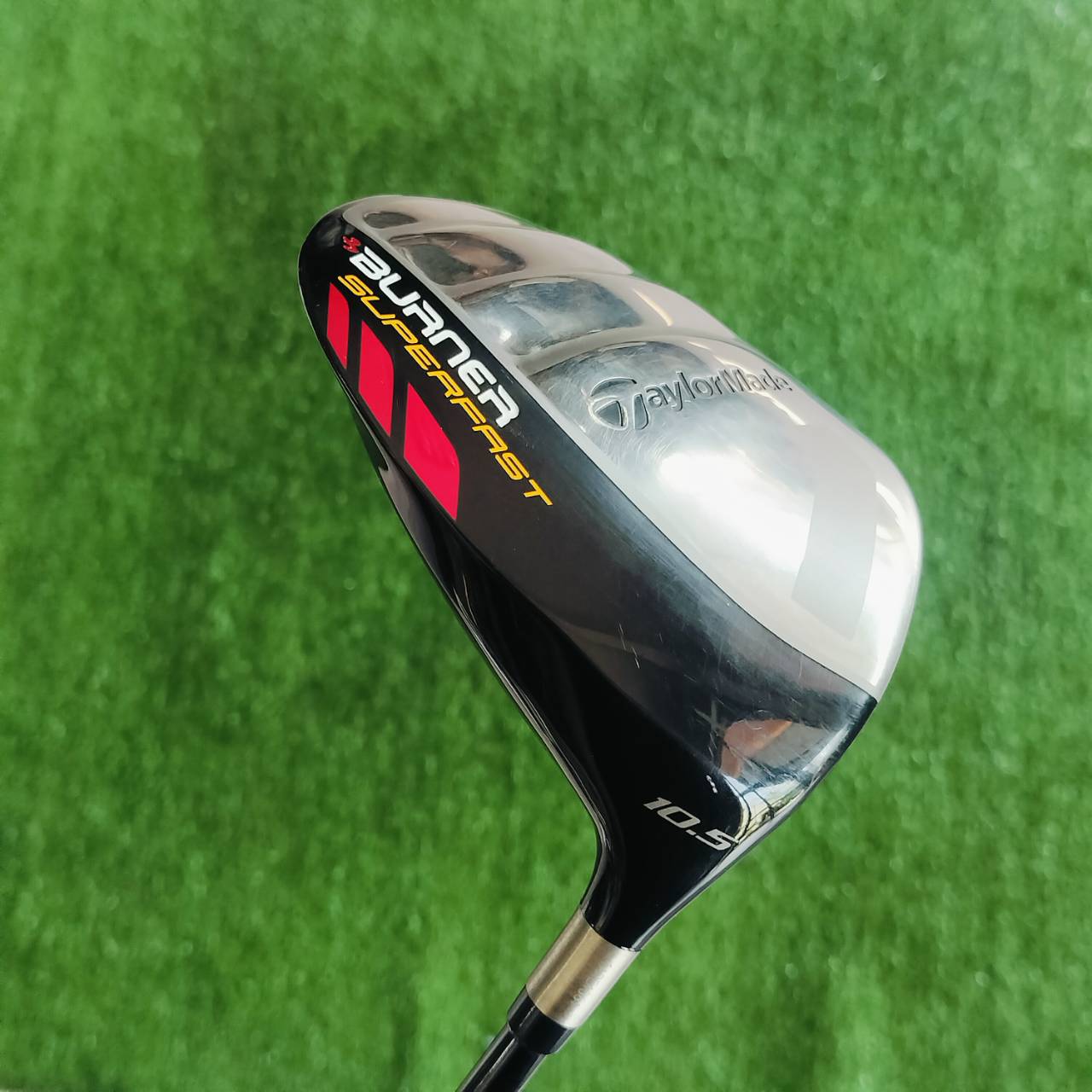 DRIVER TAYLORMADE BURNER SUPERFAST องศา 10.5 ก้าน BURNER SUPERFAST FLEX R กระดองเคฟล่า และส่วนด้านหลังยื่นออกไปมาก ทำให้จุด CG อยู่ต้ำและลึกมาก ไม้กอล์ฟพรีเมี่ยมมือสอง ของแท้ By NakaraLuxurious