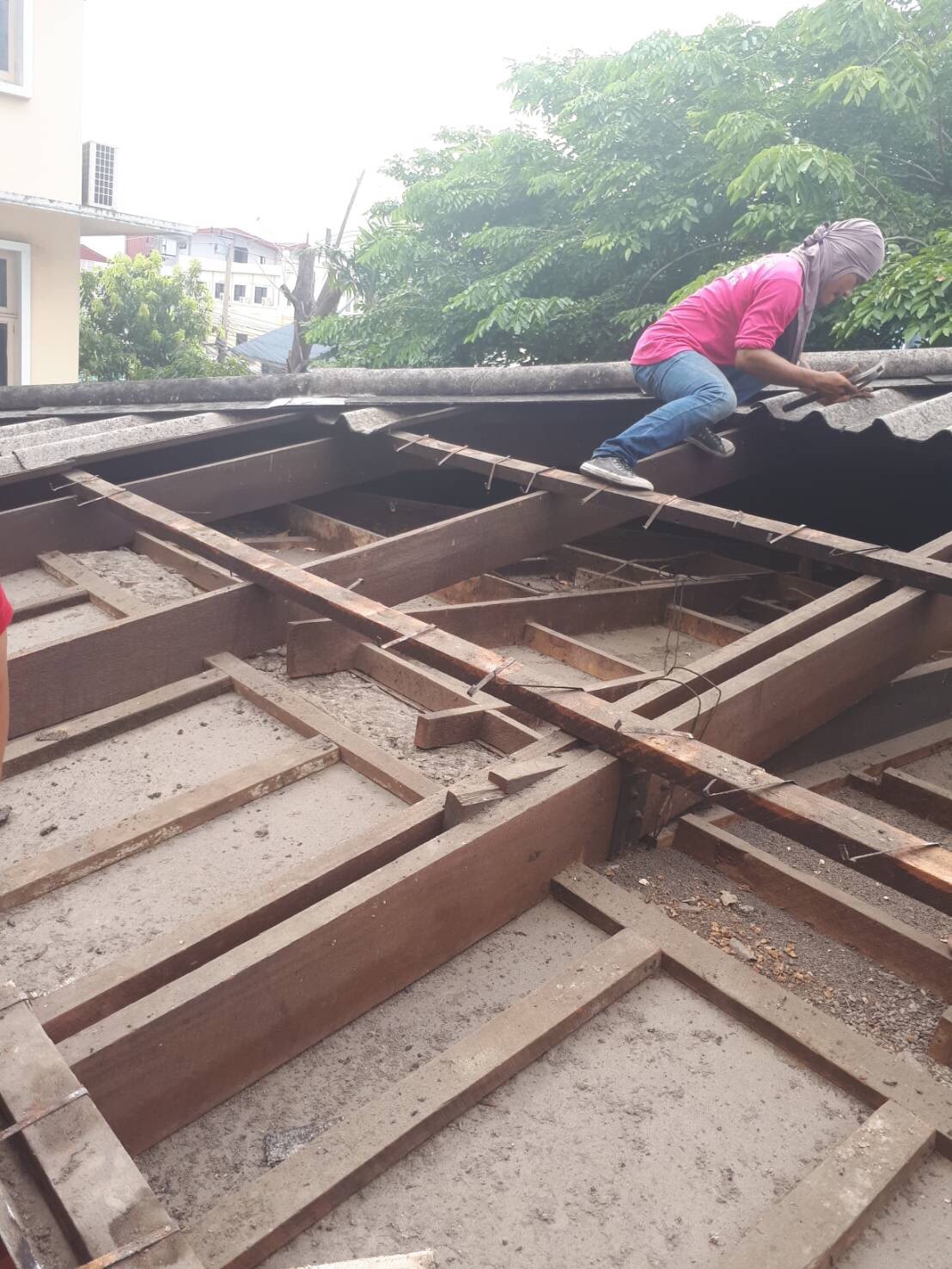 งานเปลี่ยนหลังคา ตึกพระสุจริตสุดา (ในรัชกาลที่ 6) ร.พ.ศิริราช