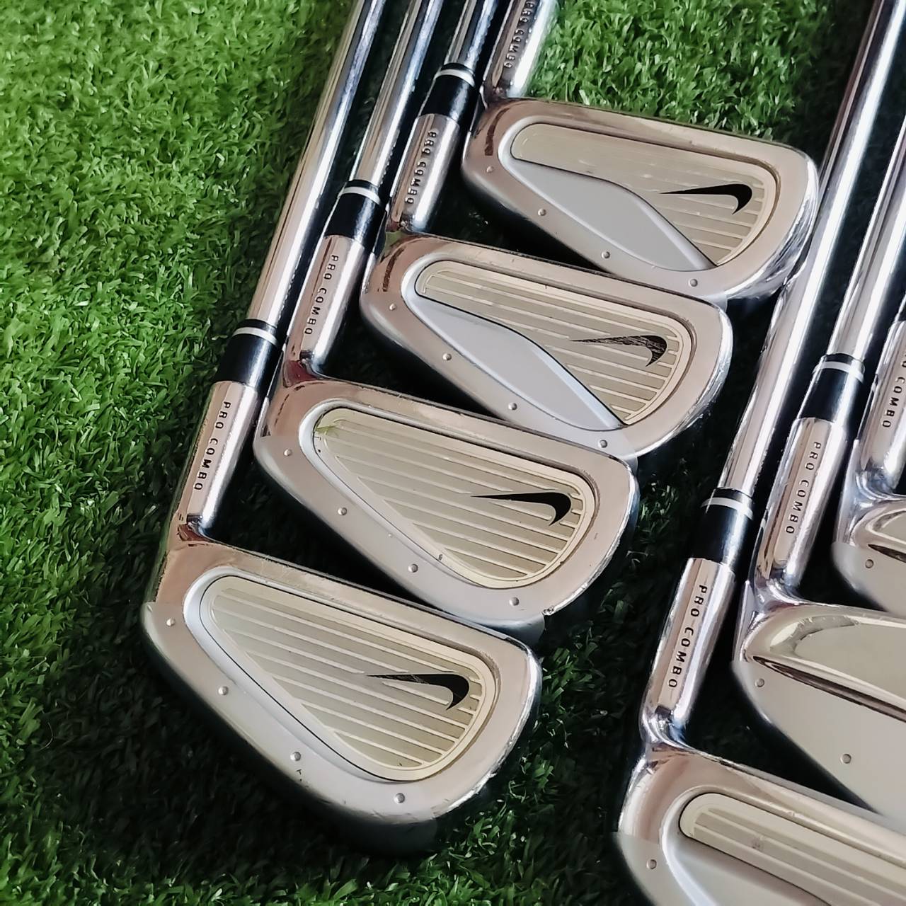 ชุดเหล็ก NIKE PRO COMBO เหล็ก FORGED สวยจัดๆทุกเหล็ก หน้าใยสวยทุกเหล็ก ตีนุ่มมากๆ และเหล็กยาวเป็นแบบ CAVITY ช่วยให้ตีง่าย ตีตรง ชดเชยสูง ไม้กอล์ฟพรีเมี่ยมมือสอง ของแท้ By NakaraLuxurious
