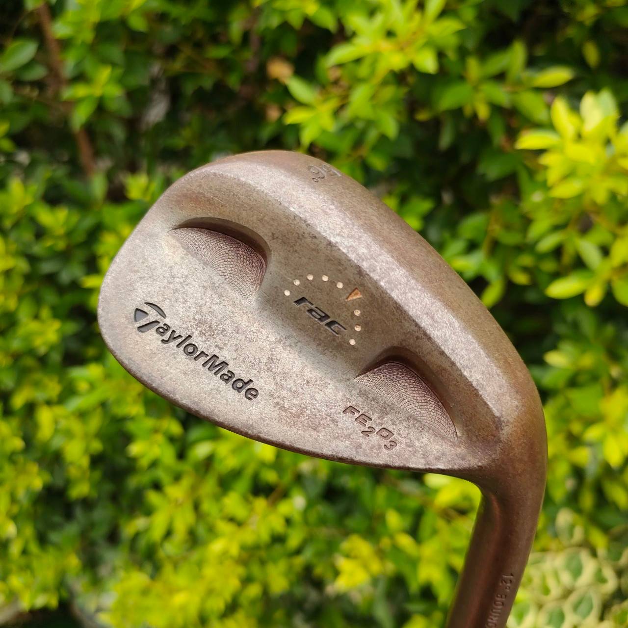 WEDGE TAYLORMADE RAC FE2O3 องศา 56 BOUNCE 12 ก้าน DYNAMIC GOLD S200 รุ่นนี้ใช้เนื้อเหล็กแท้ให้ฟีลลิ่งที่นุ่มกว่า และไม่ได้เคลือบ จะได้ความรู้สึกสดกว่า สปิดจัดหน้าคมจัด ตกหยุดถอยหลังเลยครับ ไม้กอล์ฟมือสอง ของแท้ BY NakaraLuxurious