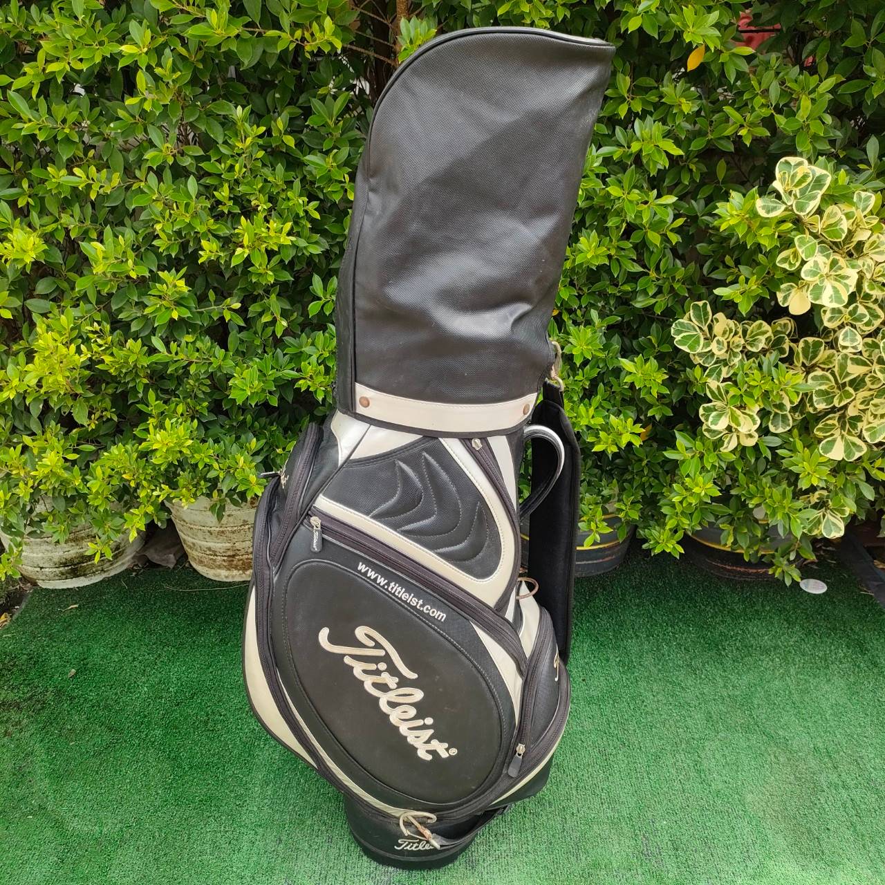 ถุงกอล์ฟ TITLEIST มือสอง TOUR ใบใหญ่ แข็งแรง กันน้ำ สภาพปานกลาง มีขึ้นสนิมที่ส่วนโลหะ มือสอง ของแท้ BY NakaraLuxurious