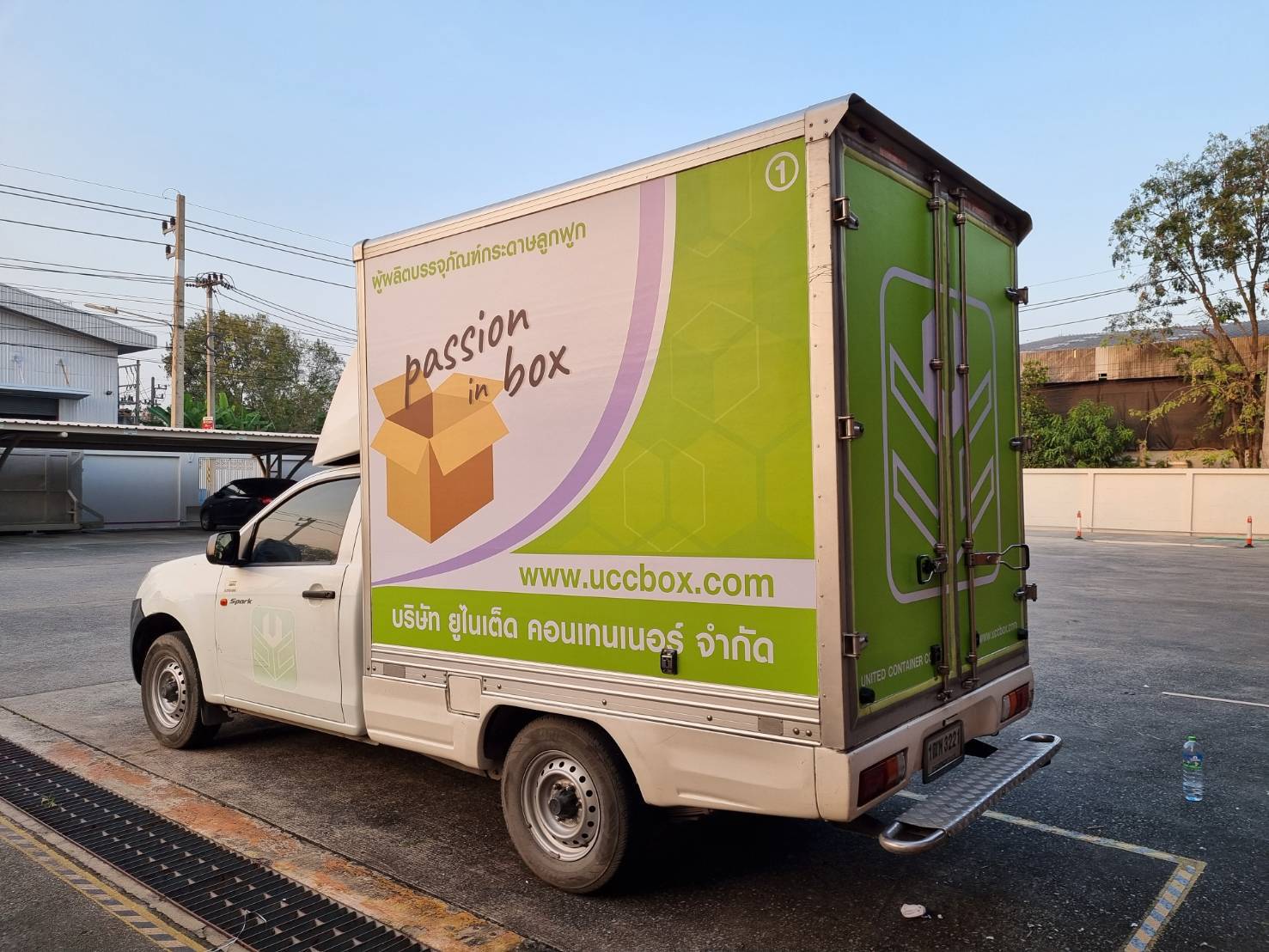 งานติดสติ๊กเกอร์รถกระบะตู้ทึบ