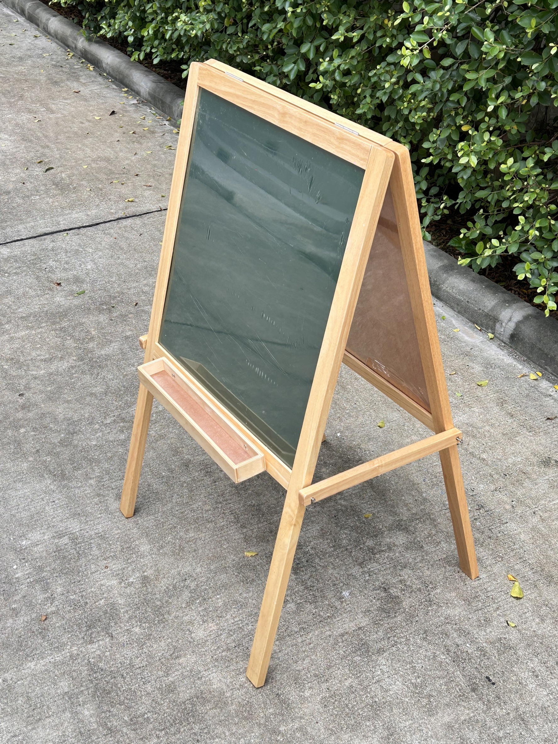 กระดานดำ - ไวท์บอร์ด 2ด้าน มีรางสำหรับใส่ปากกา ทั้ง 2 ด้าน มีขาหยั่ง อีกด้านเป็นแม่เหล็ก ขนาด : 66x110 ซม.