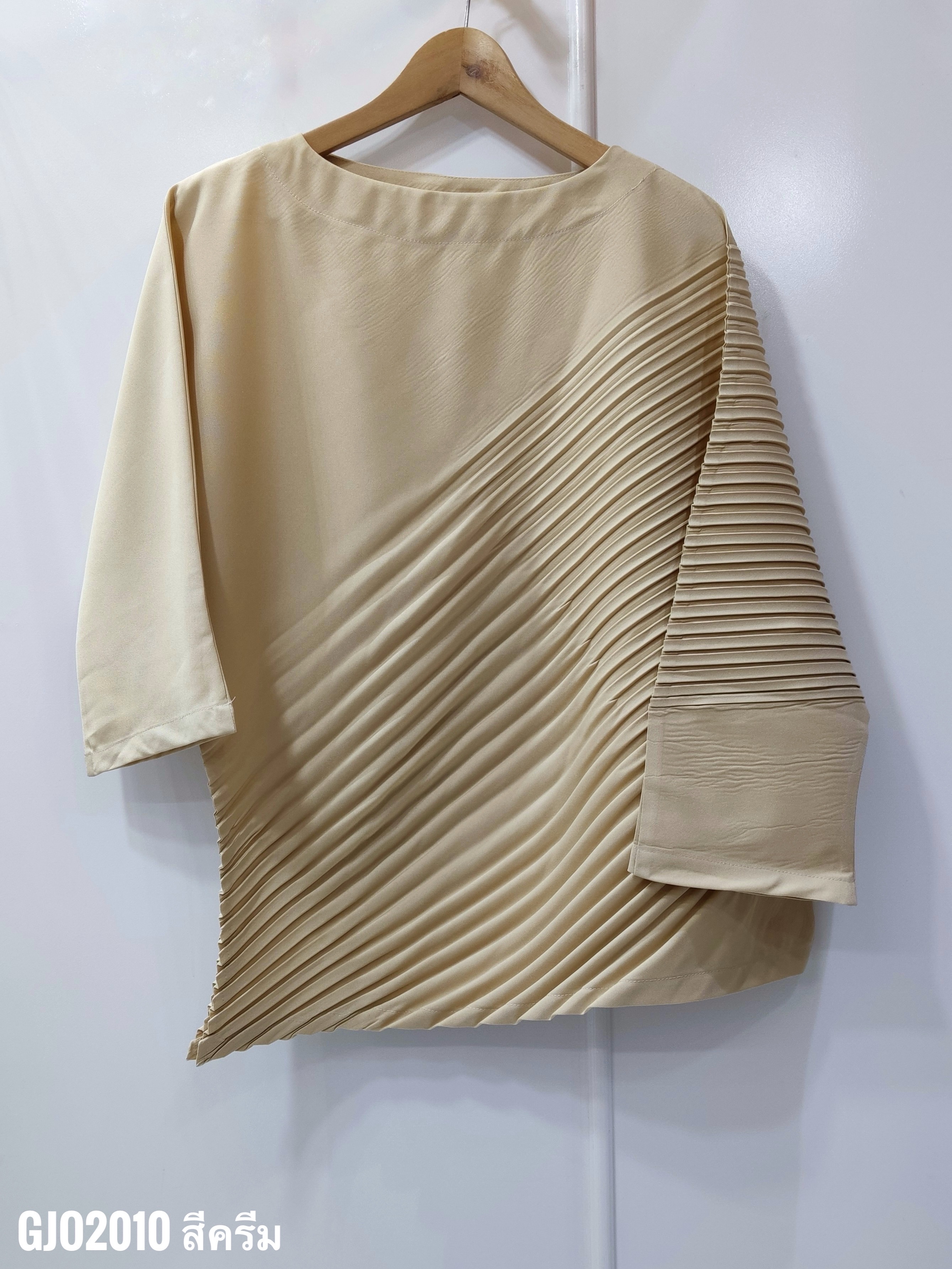ปรับราคาลง20%!! อกไม่เกิน46 นิ้ว! 2MUAY รุ่น GJO2010 เสื้ออัดพลีทคุณภาพ CHIC DIAGONAL PLEATED TOP 6 สี FREE SIZE