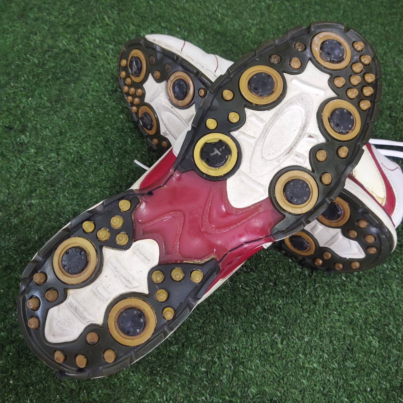 รองเท้ากอล์ฟ OAKLEY มือสอง ของแท้ เปลี่ยนปุ่มได้ เบอร์ 10 UK สภาพตามรูปเลยค่า