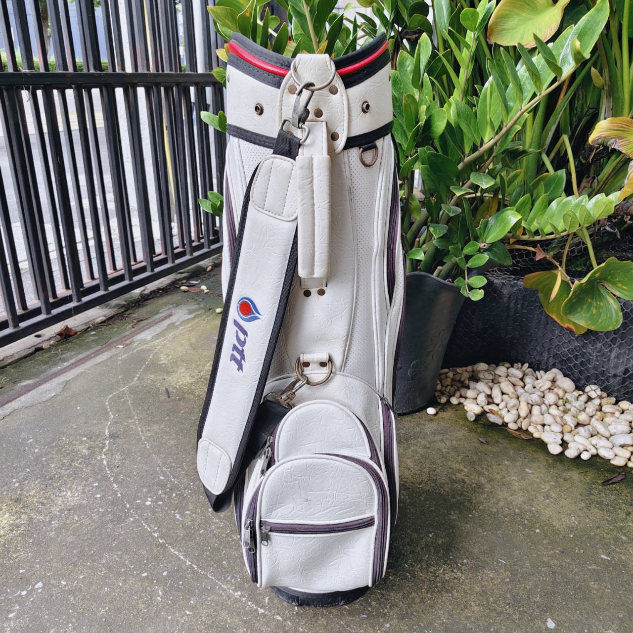 ถุงกอล์ฟ PTT – มือสอง เดิมๆ ภายใน “บุกำมะหยี่อย่างดี” ให้สัมผัสนุ่ม พรีเมียม