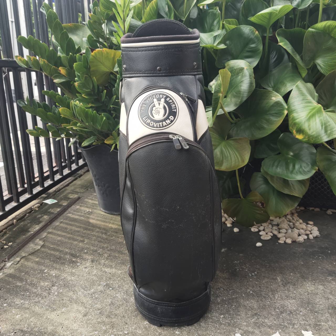 ถุงกอล์ฟ ลิโพตีไกล!!! สภาพถุงโดยรวม เรียบร้อย ซิปใช้ได้ดี ถุง TOUR