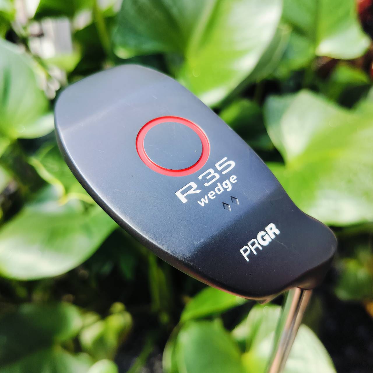 CHIPPER PRGR R-35 WEDGE งานพรีเมี่ยมญี่ปุ่น วัสดุสุดพรีเมี่ยม เล่นข้างกรีน ชิพแอนด์รัน หวังผล เล็งไลน์ดีๆ มีโอกาสมากกว่าใช้ WEDGE ออกแบบได้ดีกว่า CHIPPER ทั่วไป ไม้กอล์ฟพรีเมี่ยมมือสอง ของแท้ By NakaraLuxurious