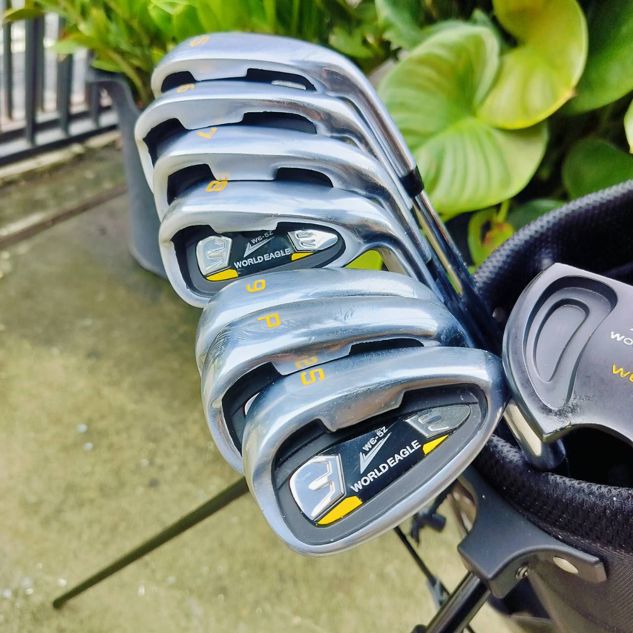 ชุดกอล์ฟ WORLD EAGLE WE-5Z Full Set เป็นชุดไม้กอล์ฟสำหรับผู้ชายที่เหมาะสำหรับผู้เริ่มต้นถึงระดับกลาง โดยมีคุณสมบัติและอุปกรณ์ที่ครบครัน