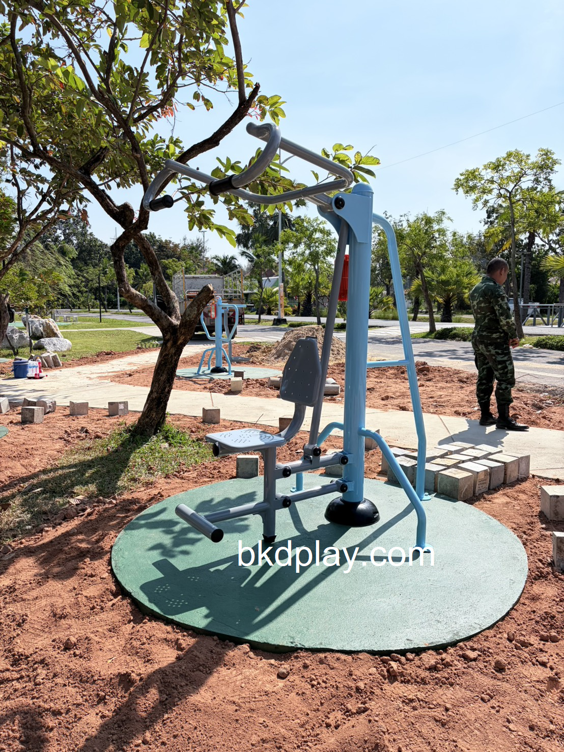 เครื่องออกกำลังกายกลางแจ้ง อุปกรณ์บริหารแขน-หัวไหล่-หน้าอก (แบบดึงยกตัว) ลานกีฬา อเนกประสงค์ สนามกีฬา ผลิตในไทย สั่งทำตามสีที่ต้องการได้