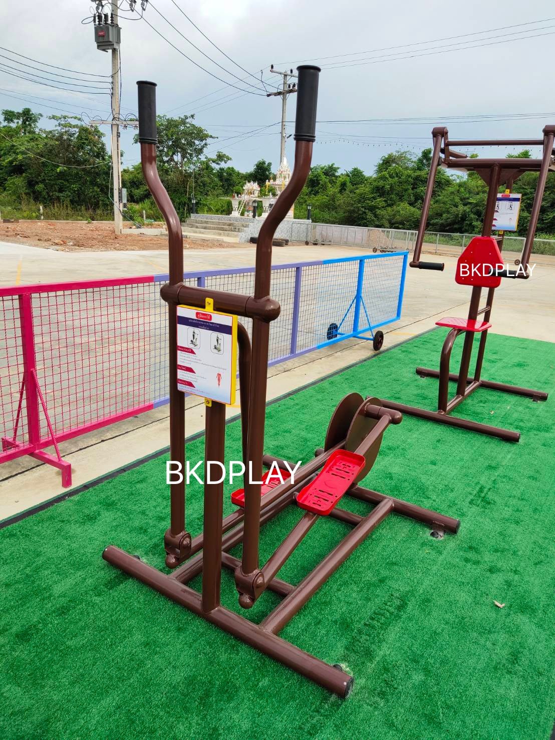 เครื่องออกกำลังกายกลางแจ้งผู้ใหญ่ ชุดอุปกรณ์ บริหารแขน ขา สะโพก หัวไหล่ แบบโยก วิ่งล้อถ่วง ลานกีฬาอเนกประสงค์ ,สวนสาธารณะ ,เทศบาล ,หมู่บ้าน ,ผลิตในไทย ,สั่งทำตามสีที่ต้องการได้