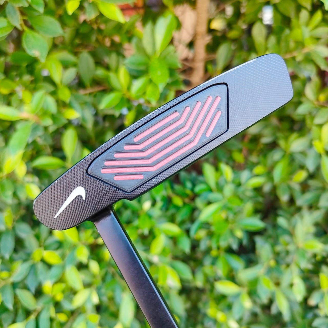 PUTTER NIKE METHOD MATTER B205 ความยาว 34 นิ้ว น้ำหนักดีมาก สภาพสวยงาม มีการถ่วงบล๊านซ์ในส่วนบนและล่าง ใช้วัสดุพรีเมี่ยมมาก ไม่แพ้ CAMERON ไม้กอล์ฟมือสอง ของแท้ BY NakaraLuxurious