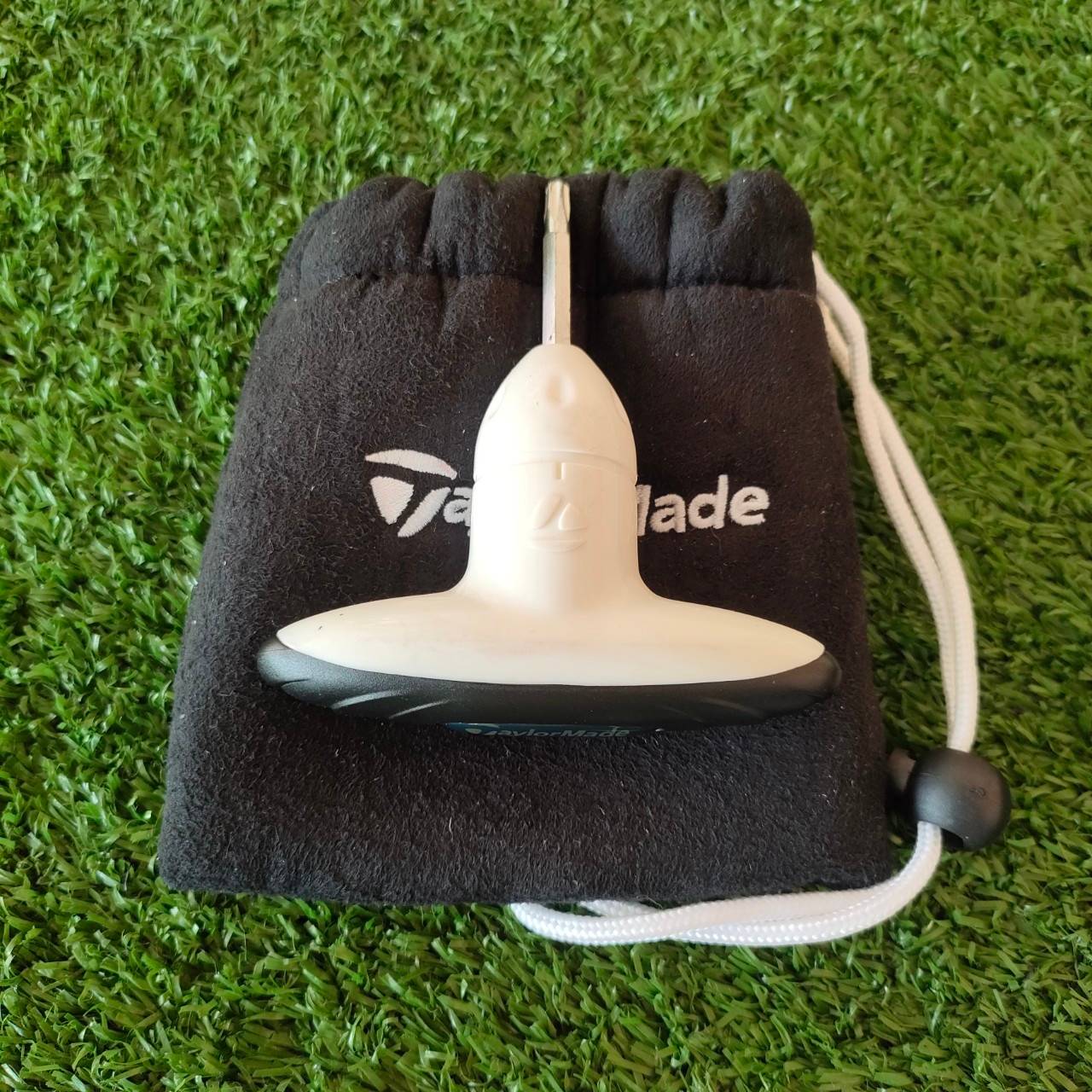 ตัวไข TAYLORMADE มือสอง รูปทรงวงรี สีขาว-ดำ มาพร้อมกระเป๋าแท้ มือสอง ของแท้ BY NakaraLuxurious