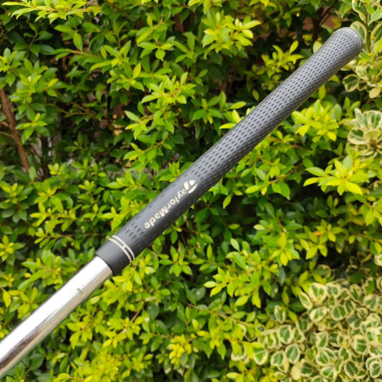 WEDGE TAYLORMADE RAC FE2O3 องศา 56 BOUNCE 12 ก้าน DYNAMIC GOLD S200 รุ่นนี้ใช้เนื้อเหล็กแท้ให้ฟีลลิ่งที่นุ่มกว่า และไม่ได้เคลือบ จะได้ความรู้สึกสดกว่า สปิดจัดหน้าคมจัด ตกหยุดถอยหลังเลยครับ ไม้กอล์ฟมือสอง ของแท้ BY NakaraLuxurious