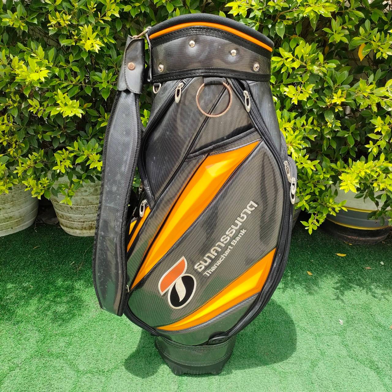 ถุงกอล์ฟ ธนาคารธนชาต หนังเเก้วมือสอง ** มีตำหนิ ตัวดึงหัวชิฟ หัก1 จุดค่ะ มีรูปให้ชมค่ะ ** ซิปใช้ได้ดีปกติ ถุง TOUR ใบใหญ่ กันน้ำ ถุงสวยมาก ลายสวยมากครับ ราคาพิเศษสุด!!!