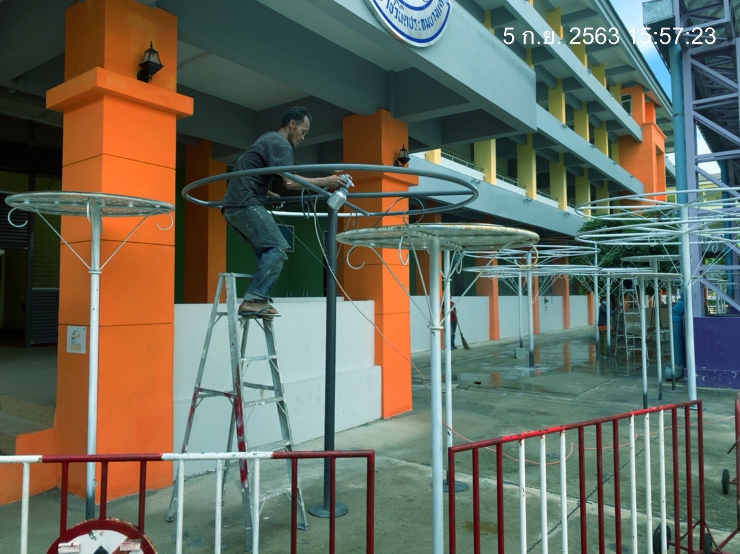 ราชวินิตประถม(บางแค)ทำเวที,ประตู,ที่นั่ง,สนามเด็กเล่น