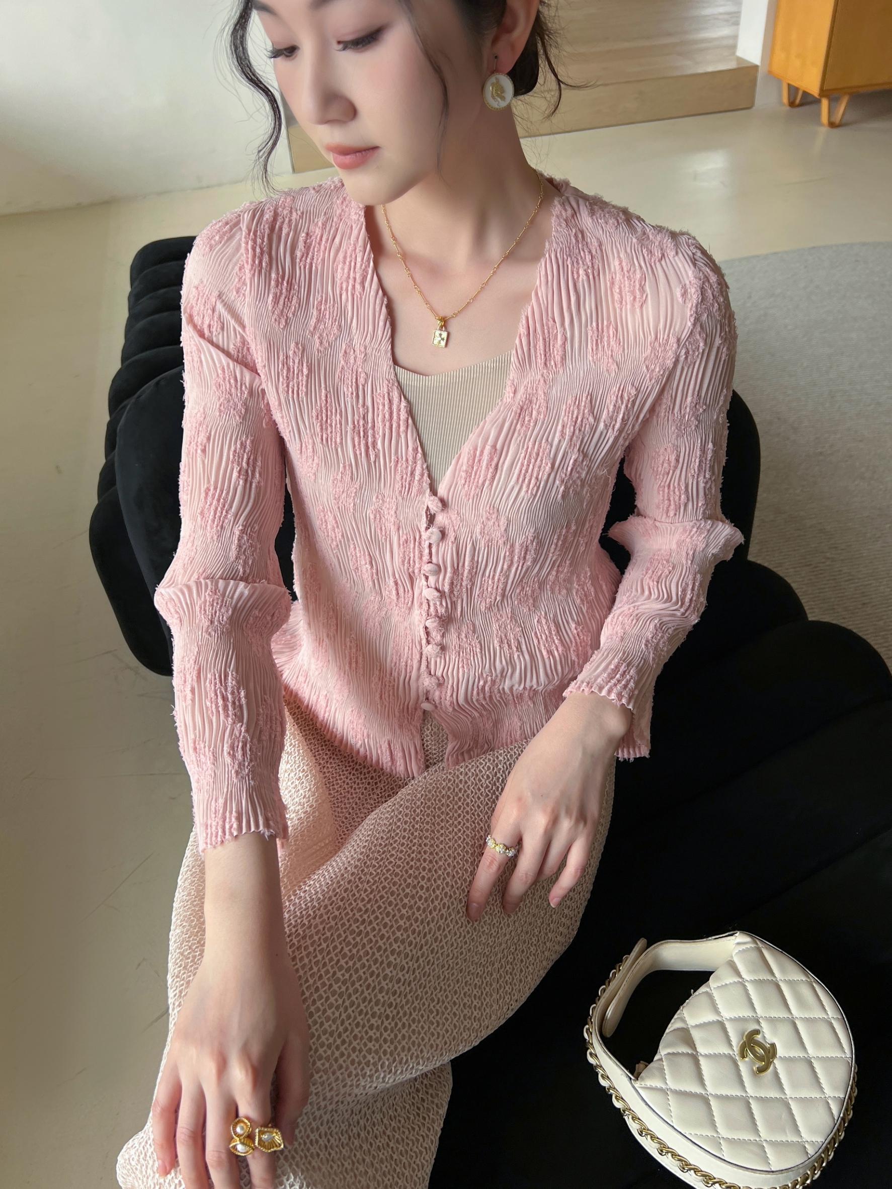 ปรับราคาลง20%!! 2MUAY รุ่น GJO2025 เสื้ออัดพลีทคุณภาพ V NECK BUTTON FRONT CRINKLE PLEATED TOP 6 สี FREE SIZE