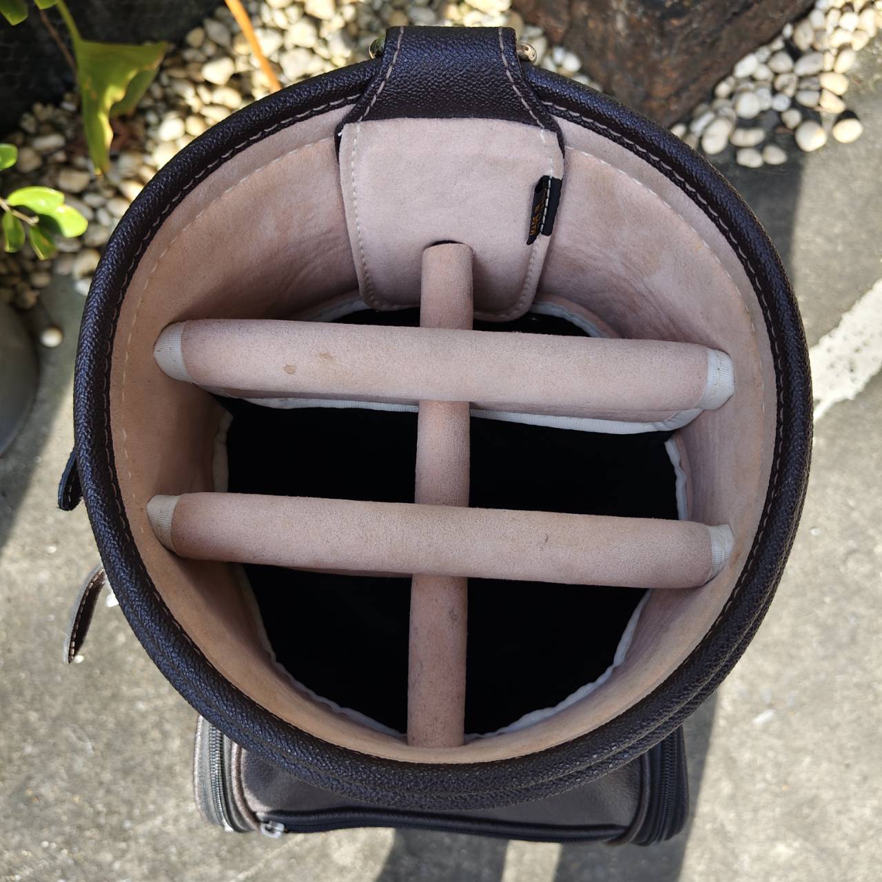 ถุงกอล์ฟ CUSTOM NOLOGO มือสอง ออกแบบสวยระหว่างผ้า กับหนังแก้ว สภาพโดยรวมดีมาก COVER มีรอยนิดหน่อย