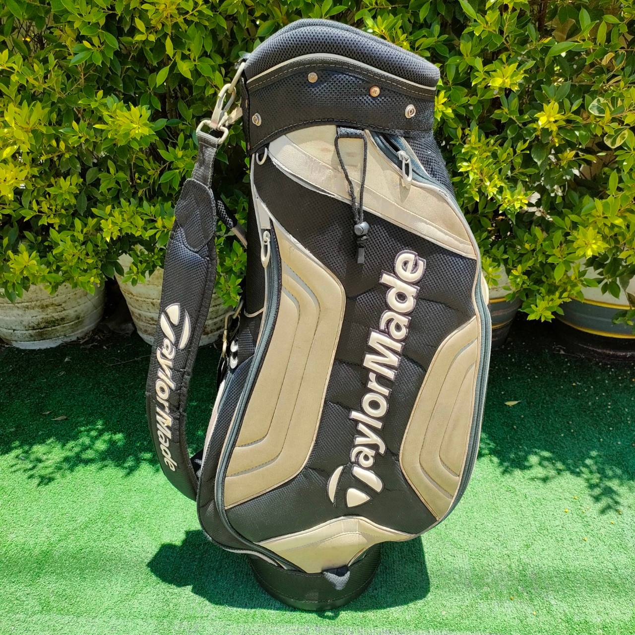 ถุงกอล์ฟ TAYLORMADE มือสอง * มีตำหนิเล็กน้อยตามรูปมองไกลๆ ไม่ค่อยเห็น * *** และ แป๊ก COVER หลุด 1 จุด *** ไม้กอล์ฟมือสอง ของแท้ BY NakaraLuxurious
