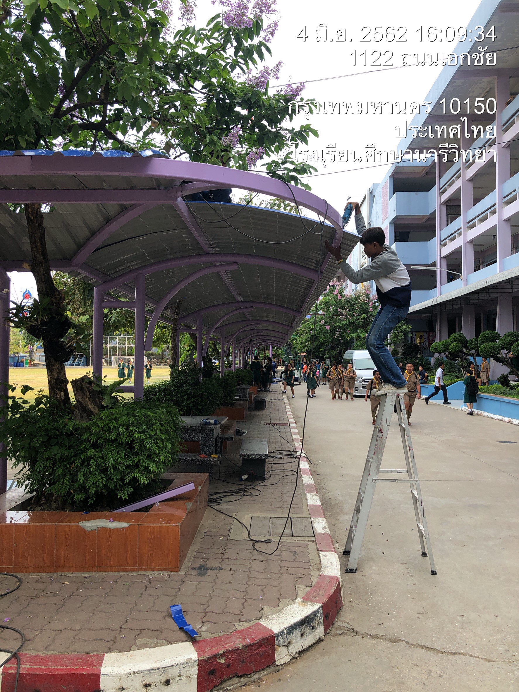 รร. ศึกษานารี ทำหลังคาทางเชื่อมอาคารเรียน