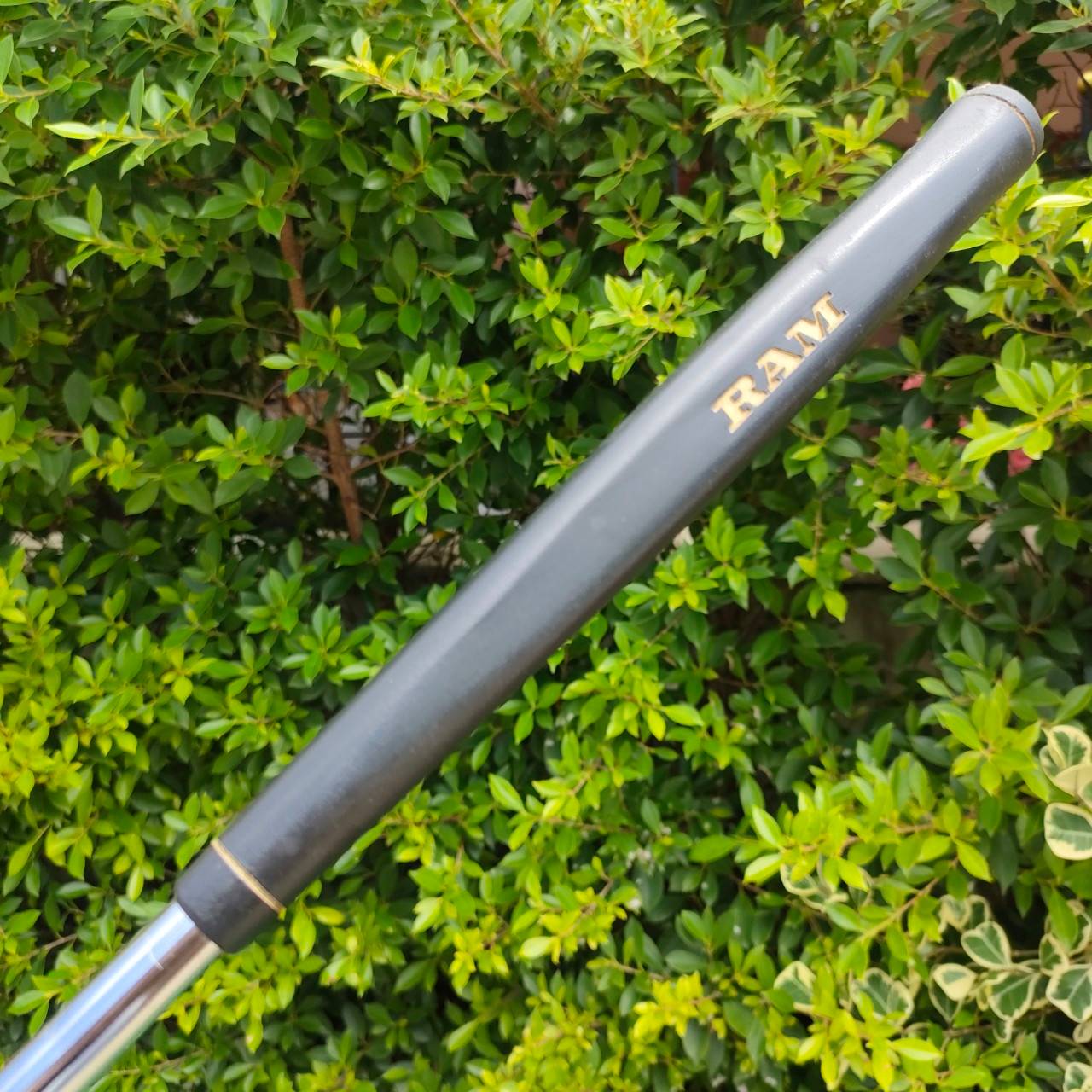 PUTTER RAM 810 ความยาว 34 นิ้ว รุ่นนี้ Tom Watson ออกแบบ ทำบล๊านซ์ได้ดีมาก พัตต์ตรง ด้วยสองข้างที่บล๊านซ์ และไม่หนัก แต่สวิงเวทดีมากๆ พัตต์นุ่ม ไม้กอล์ฟมือสอง ของแท้ BY NakaraLuxurious