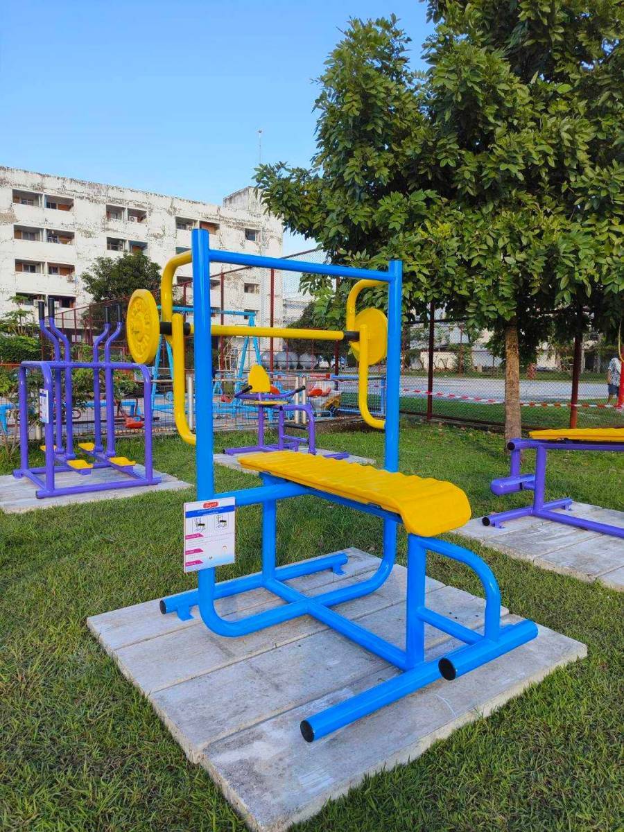 เครื่องออกกำลังกายกลางแจ้งผู้ใหญ่, ชุดอุปกรณ์ บริหารแขน หัวไหล่ หน้าอก แบบนอน ยกน้ำหนัก ลานกีฬาอเนกประสงค์ ,สวนสาธารณะ ,เทศบาล ,หมู่บ้าน ,ผลิตในไทย ,สั่งทำตามสีที่ต้องการได้ ขนาด 100x100x150 ซม.