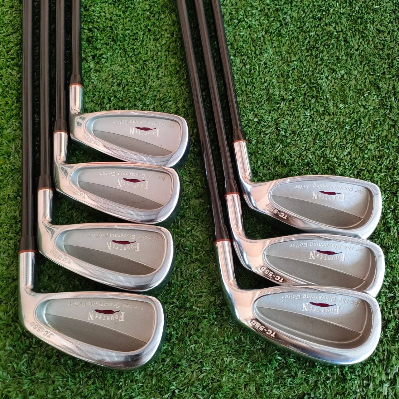 ชุดเหล็ก FOURTEEN TC-550 มีเหล็ก 4-9 เเละ PW ก้าน MD-370TI FLEX R เหล็กพรีเมี่ยม FORGED JAPAN ระดับปรมาจารย์เลยครับ และยัง เป็นใบ CAVITY ซึ่งตีง่าย และใช้วัสดุได้แพงมากๆ ตีทั้งนุ่มมากๆ ความรู้สึกเหนือระดับ และสุดคุ้มค่า กับราคาที่แสนพิเศษครับ