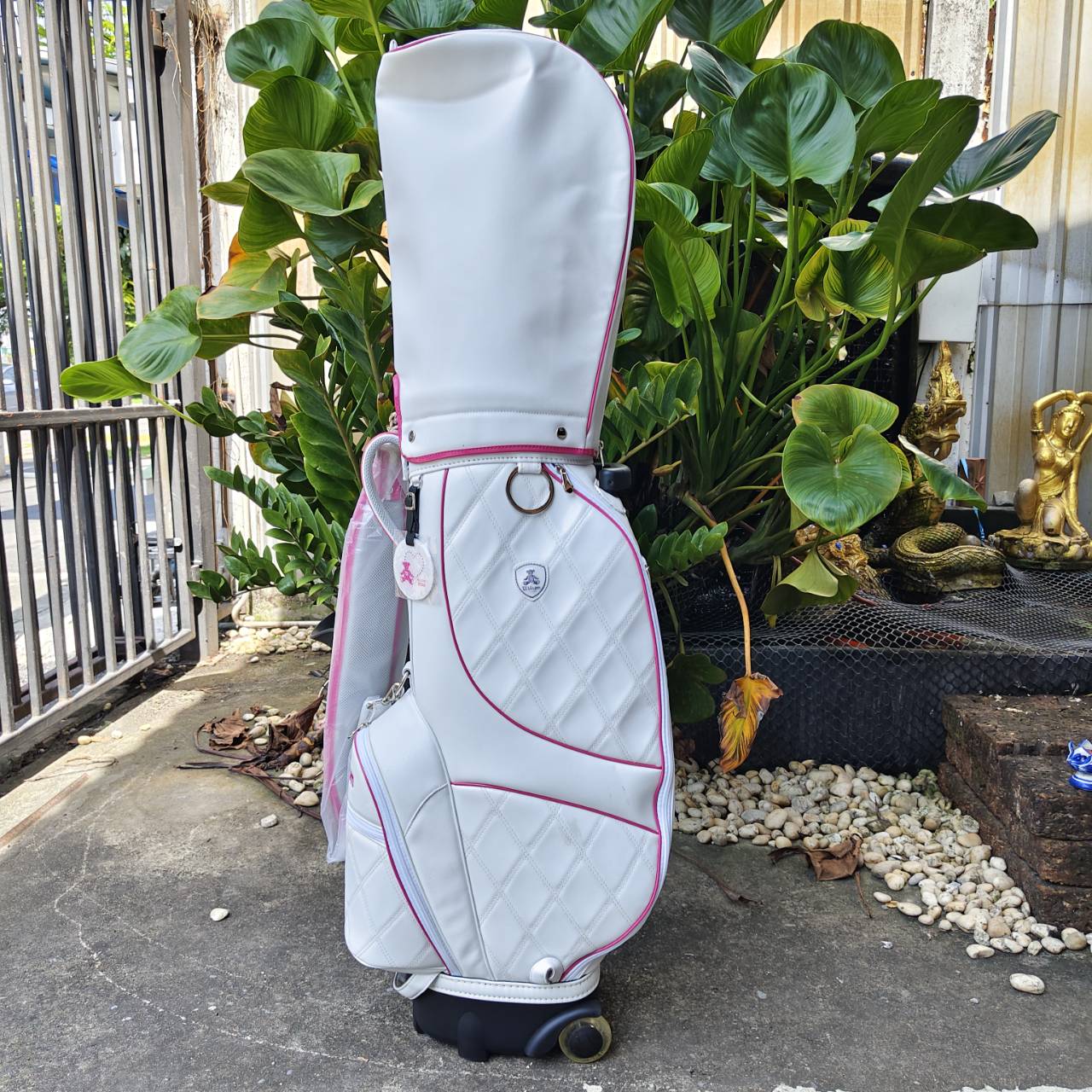 ถุงกอล์ฟ WILSON **มีล้อลาก** มือสองสภาพสวยมาก แทบไม่ได้ใช้ วัสดุดีมากๆ น่าใช้แบบสุดๆเลยค่ะ