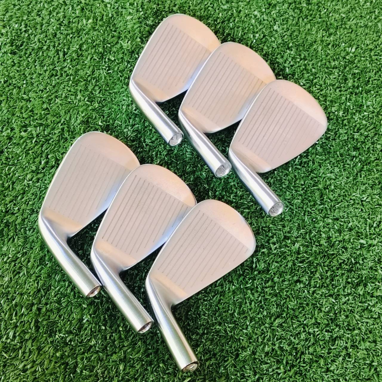 ชุดใบเหล็ก ROKKO SH วัสดุ FORGED สุดพรีเมี่ยม ใบมี CAVITY ตีง่าย เหล็กเด้ง ส่งพลังไปยังบอลได้อย่างเต็มที่ ตีโดนง่าย เสียงเชี๊ยะมากๆ มือสองสภาพงาม ไม้กอล์ฟพรีเมี่ยมมือสอง ของแท้ By NakaraLuxurious