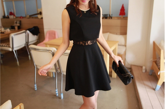 เดรสเกาหลีแขนกุด ตัดต่อลูกไม้ แต่งเป็นเสื้อกั๊ก ตามแบบ สีดำ