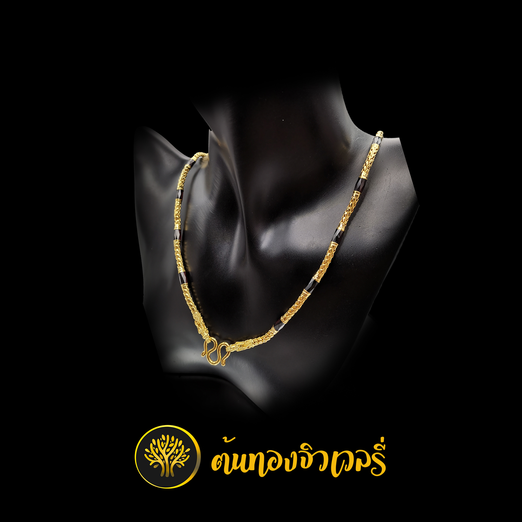 สร้อยโกเมนมังกร ตัวสร้อยเป็นเกล็ดสลับกับเม็ดโกเมน ส่วนหัวขั้วสร้อยเป็นหัวมังกร สวยเวอร์ๆไปเลยครับ