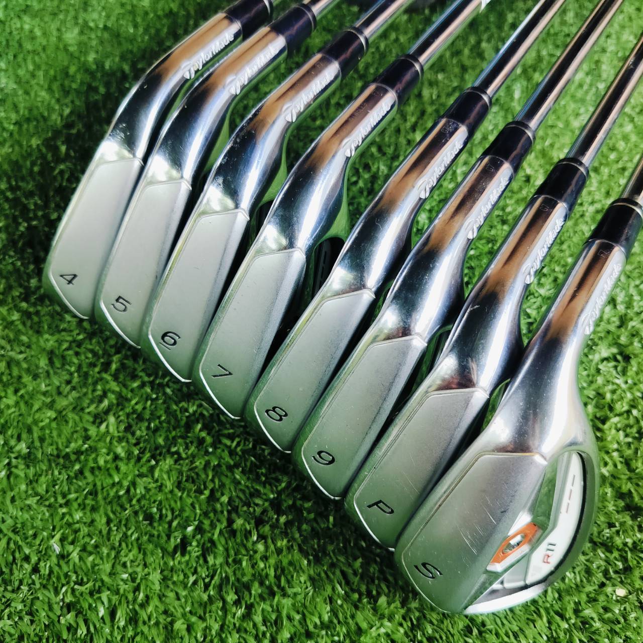 ชุดเหล็ก Taylormade R11 ด้านหลังมีโพรง CAVITY ออกแบบสปอร์ต สวย และตีง่าย ตีไกลในเหล็กเดียว ไขปรับทิศทางได้อีกด้วย ไม้กอล์ฟพรีเมี่ยมมือสอง ของแท้ By NakaraLuxurious