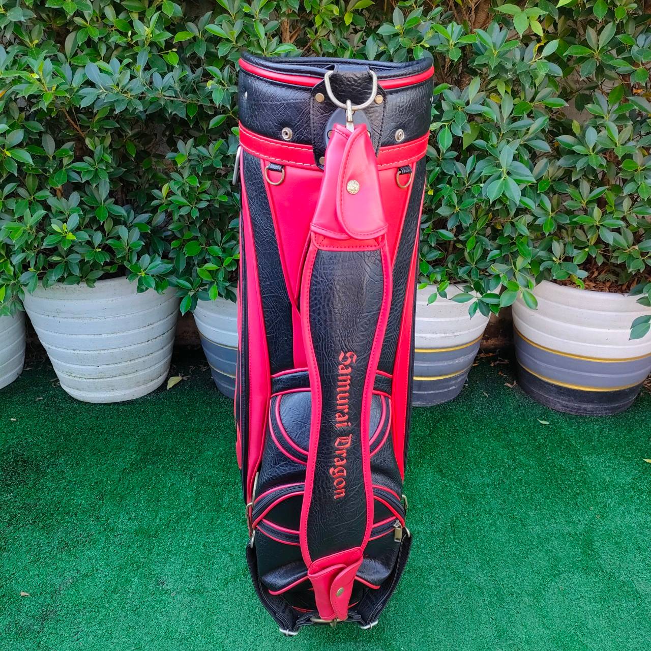 ถุงกอล์ฟ SAMURAI - DRAGON มือสอง **ถุงกอล์ฟ มีตำหนิ หัวชิฟ หลุด ** ตัวซิปใช้ได้ปกติ แค่เปลี่ยนหัวซิป ทุกอย่างสภาพสมบูรณ์ ถุงสวยมาก