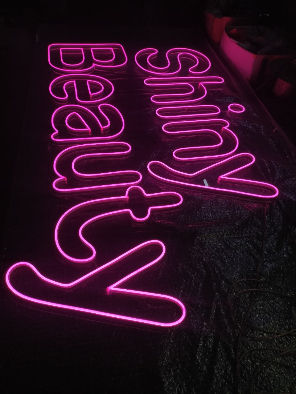 ไฟนีออน เฟค