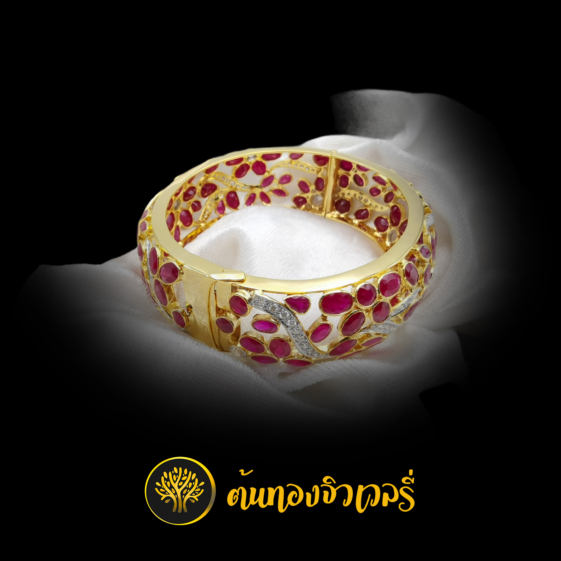 กำไลข้อมือพลอยทับทิม ฝังเพชรสลับไปมา สวยจัดๆ สวยจริงๆครับ