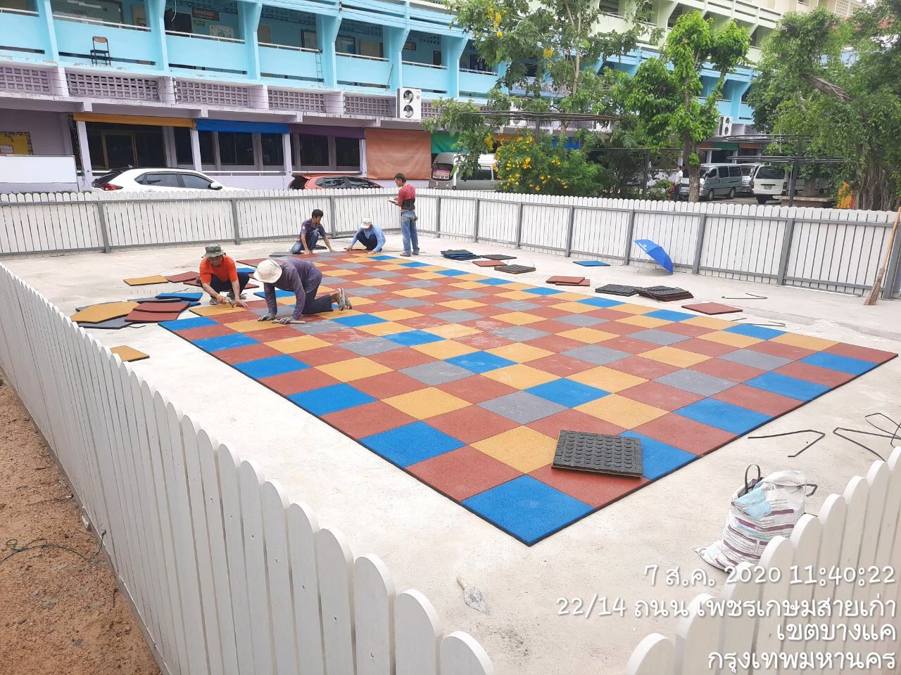 ราชวินิตประถม(บางแค)ทำเวที,ประตู,ที่นั่ง,สนามเด็กเล่น