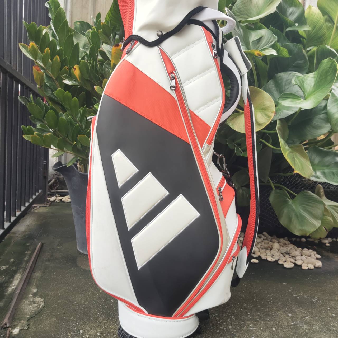 ถุงกอล์ฟมือสอง ของแท้ สภาพสวยเดิม Adidas Men's Performance Logo Golf Caddie Bag NMH90 เป็นถุงกอล์ฟรุ่นพรีเมียมจาก Adidas