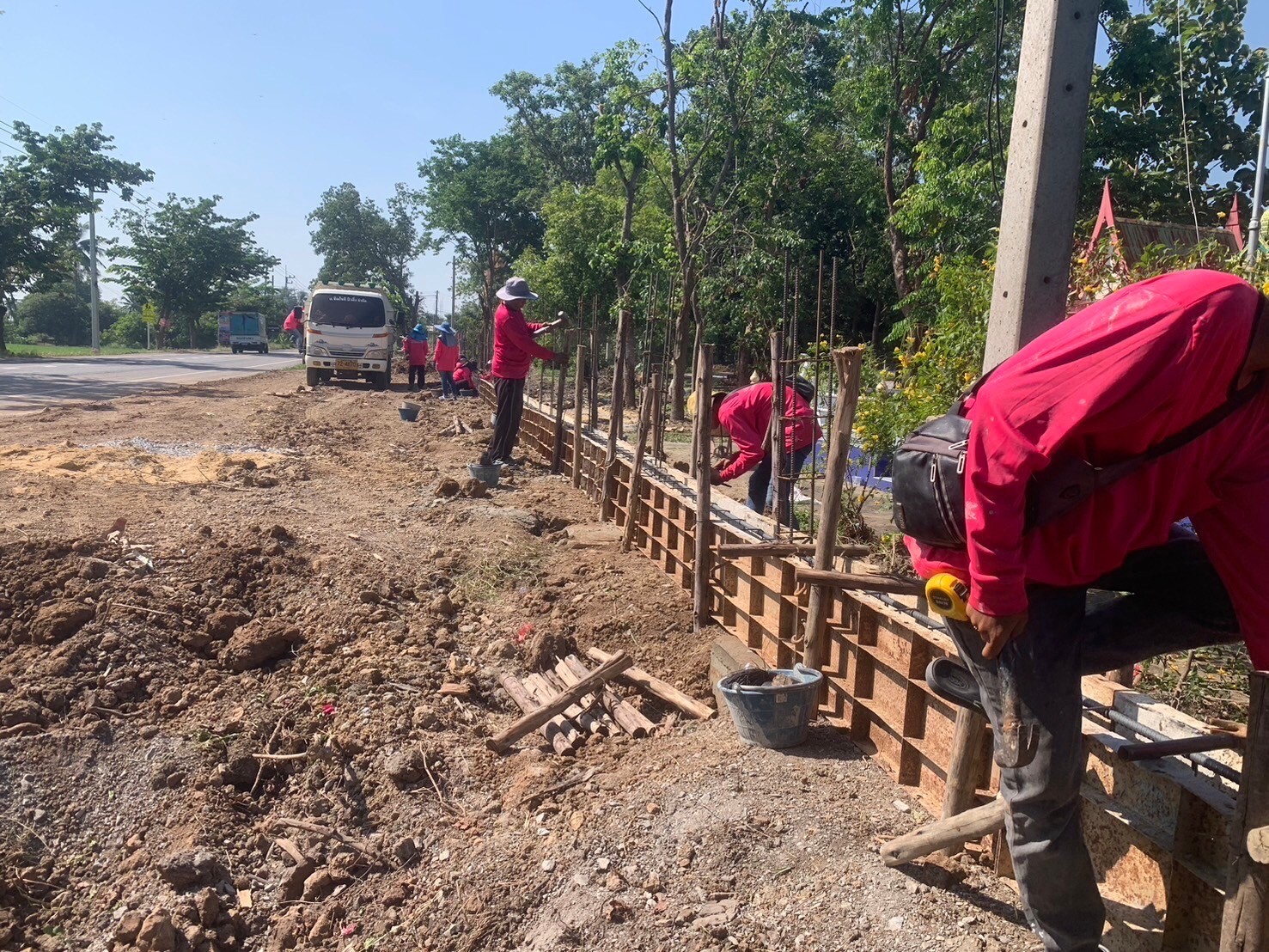 สร้างกำแพงวัดดงกะเชา จ.สุพรรณบุรี