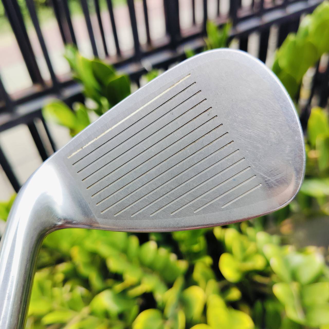 ชุดเหล็กหน้าเด้ง HONMA LB515 ก้านเหล็กเบาแค่ 85 กรัม พรีเมี่ยม ทำให้เร่งสปีดได้เร็วขึ้น โดยที่ยังคง ความแม่นยำของก้านเหล็กอยู่ บวกกับหน้าสัมผัสพิเศษสุดเด้ง!!! แผ่นไทเทเนี่ยมอีกชั้นที่หน้าไม้ ไม้กอล์ฟพรีเมี่ยมมือสองญี่ปุ่น ของแท้ By NakaraLuxurious