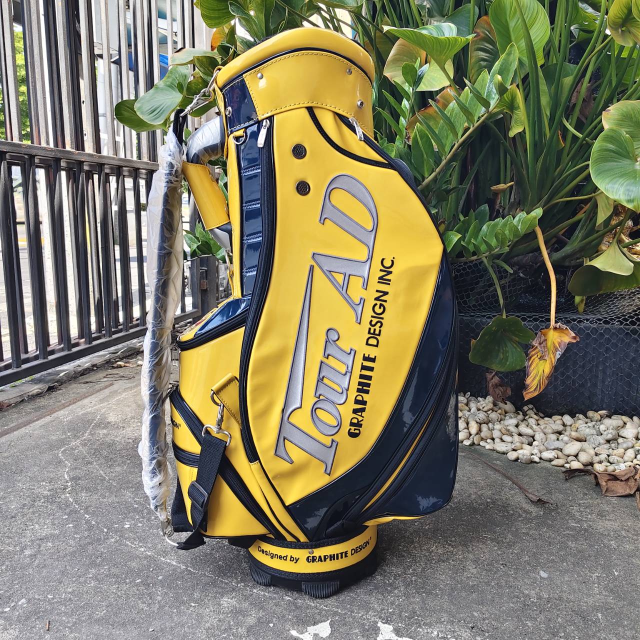 ถุงกอล์ฟ TOUR AD ถุง TOUR ใบใหญ่ มือสองสภาพสวยมาก แทบไม่ได้ใช้เลย วัสดุดีมากๆ ภายในบุกำมะหยี่