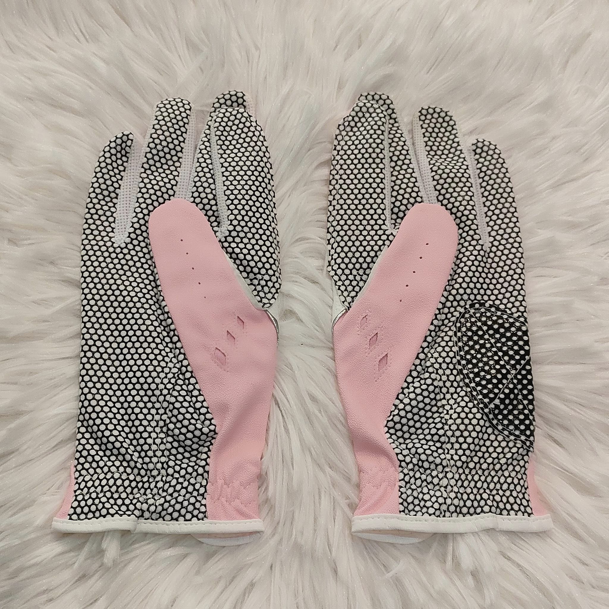 ลดล้างสต๊อก !!! ถุงมือกอล์ฟ PGM สำหรับผู้หญิง ขนาดไชส์ 21 มือตุ๊กแก มหัศจรรย์ จับแน่นมาก ยิ่งชื้น ยิ่งแน่นครับ ถนอมมือทั้งสองข้างของคุณผู้หญิง รุ่นนี้ปกติคู่ละ 1,599 นะครับ วันนี้ลดล้างสต๊อค จำนวนจำกัด!!!