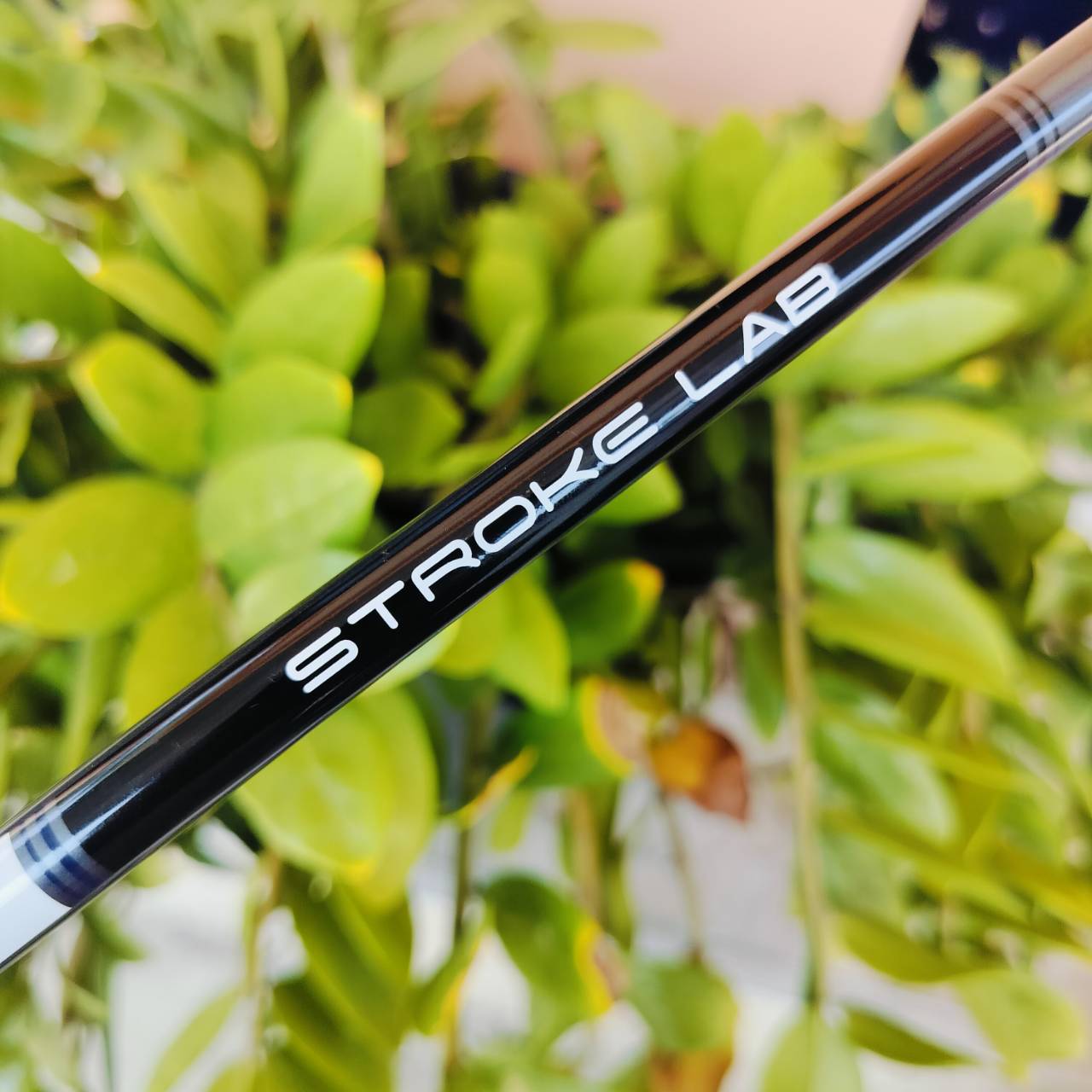 PUTTER ODYSSEY TEN 2-BALL ตัวนี้เป็นตัวใหม่ หน้า Microhinge Star Insert ก้าน Stroke Lab ตัวพัฒนาใหม่ ที่น้ำหนักรวมลดลง 7 กรัม แต่แข็งขึ้น ช่วยให้นักกอล์ฟมีเทมโป้ในสโตรกพัตต์ ที่เสถียรและแน่นอนมากขึ้น ไม้กอล์ฟพรีเมี่ยมมือสอง ของแท้ By NakaraLuxurious
