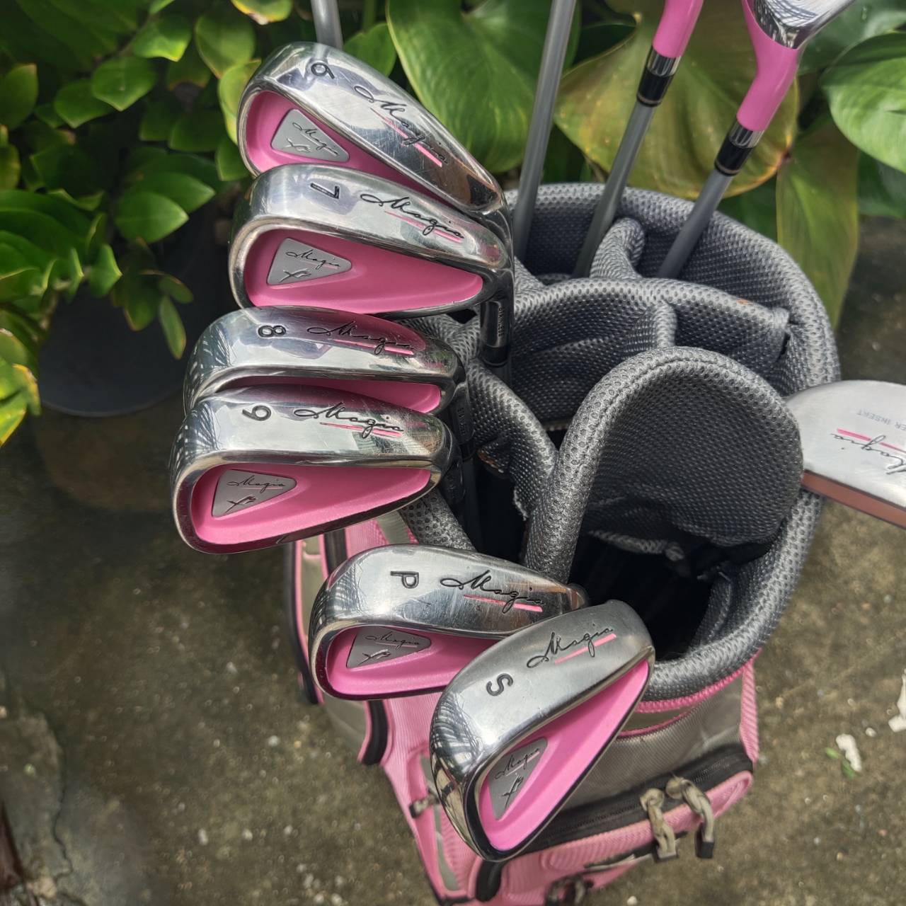 FULLSET Hippo Ladies Magia XS ชุดไม้กอล์ฟสำหรับผู้หญิงที่ออกแบบมาเพื่อช่วยให้ สามารถตีได้ง่ายขึ้น มีความแม่นยำ และเพิ่มระยะทางในการตี ไม้กอล์ฟพรีเมี่ยมมือสอง