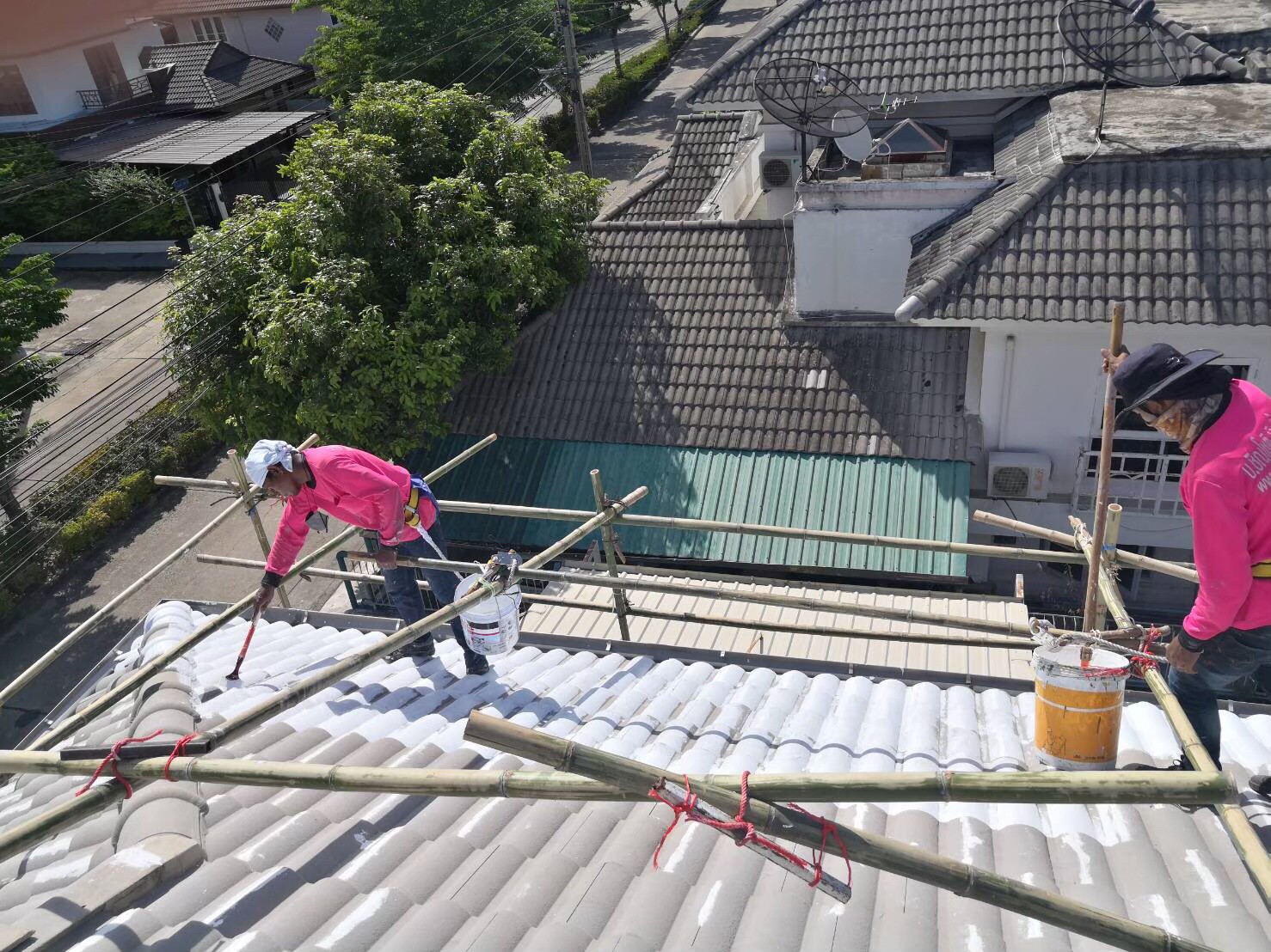 งานทาสีบ้าน และทาสีหลังคาพร้อมกันซึม ม.สินบดี