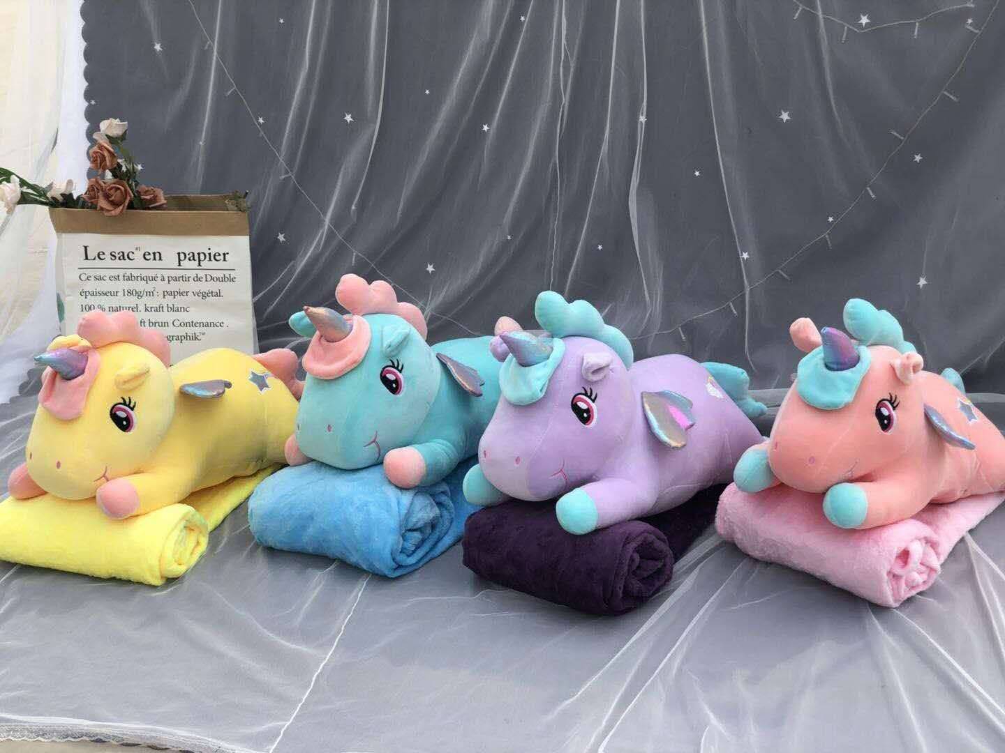 ตุ๊กตาหมอนผ้าห่มม้ายูนิคอร์น ยกกระสอบ 80 ตัวคละสี ส่งตัวล่ะ 210 บาท
