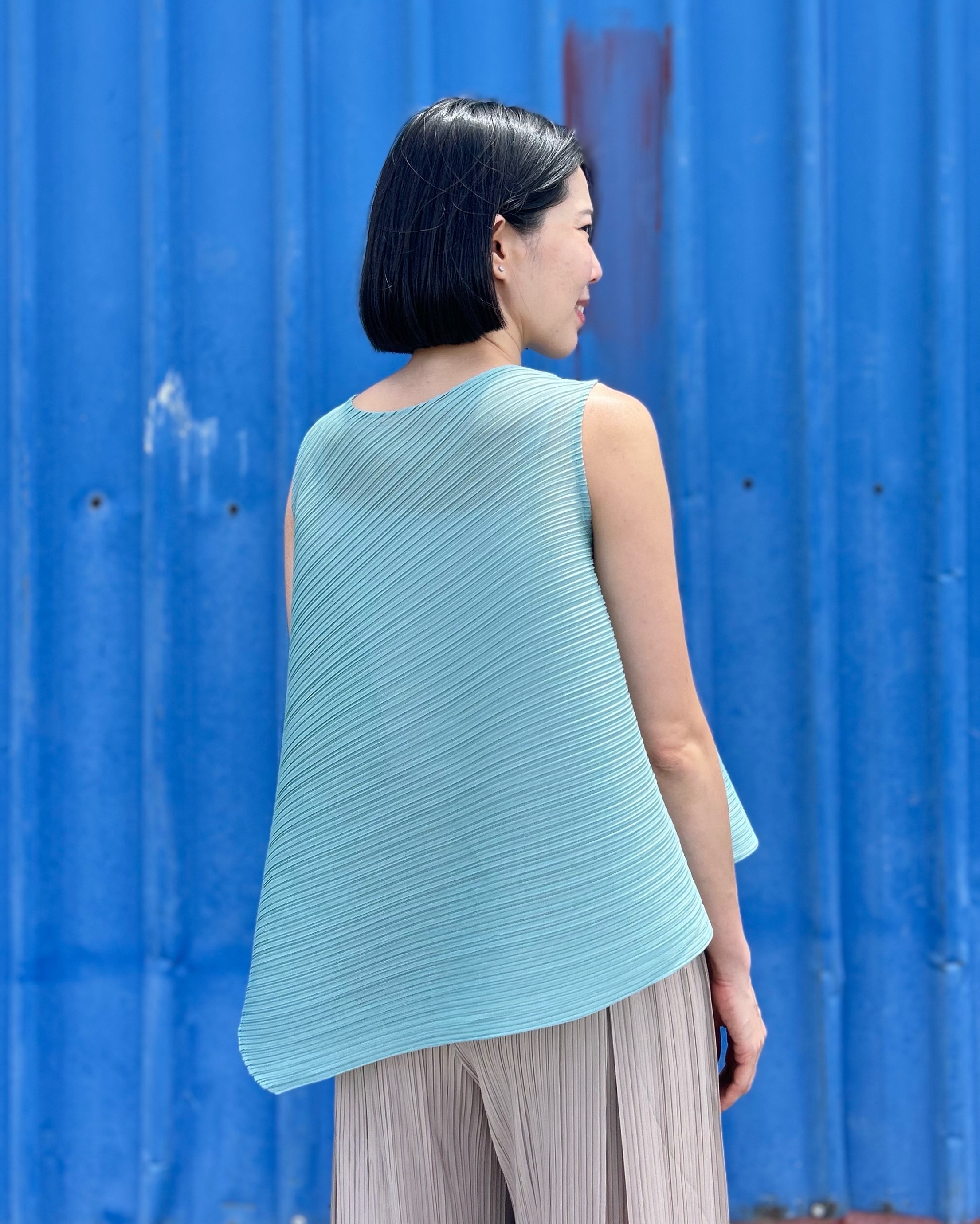 2MUAY รุ่น GJO10240 เสื้ออัดพลีท SLEEVELESS ASYMMETRIC PLEATED TOP